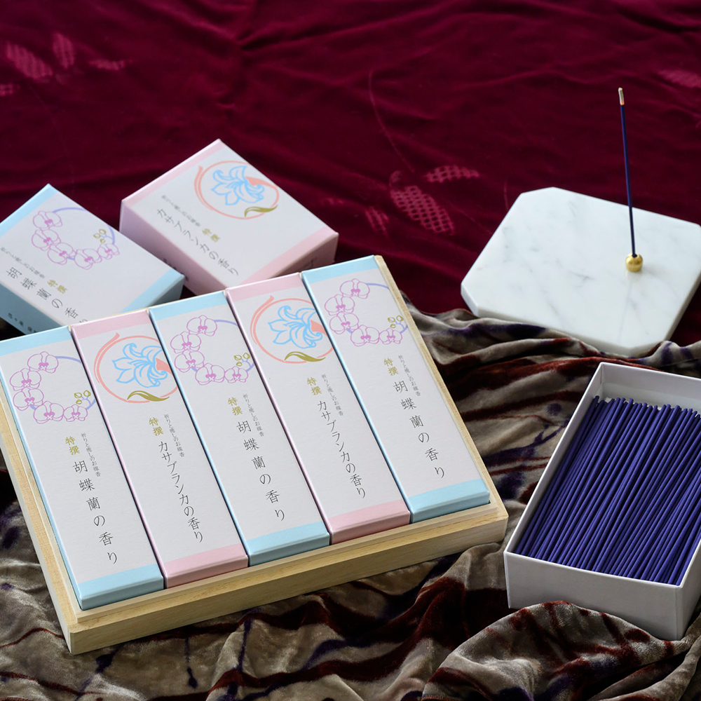 特撰祈りと癒しのお線香が並べられている